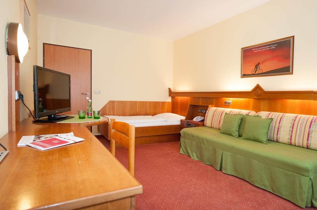 Hotel Zur Post Sankt Valentin Extérieur photo