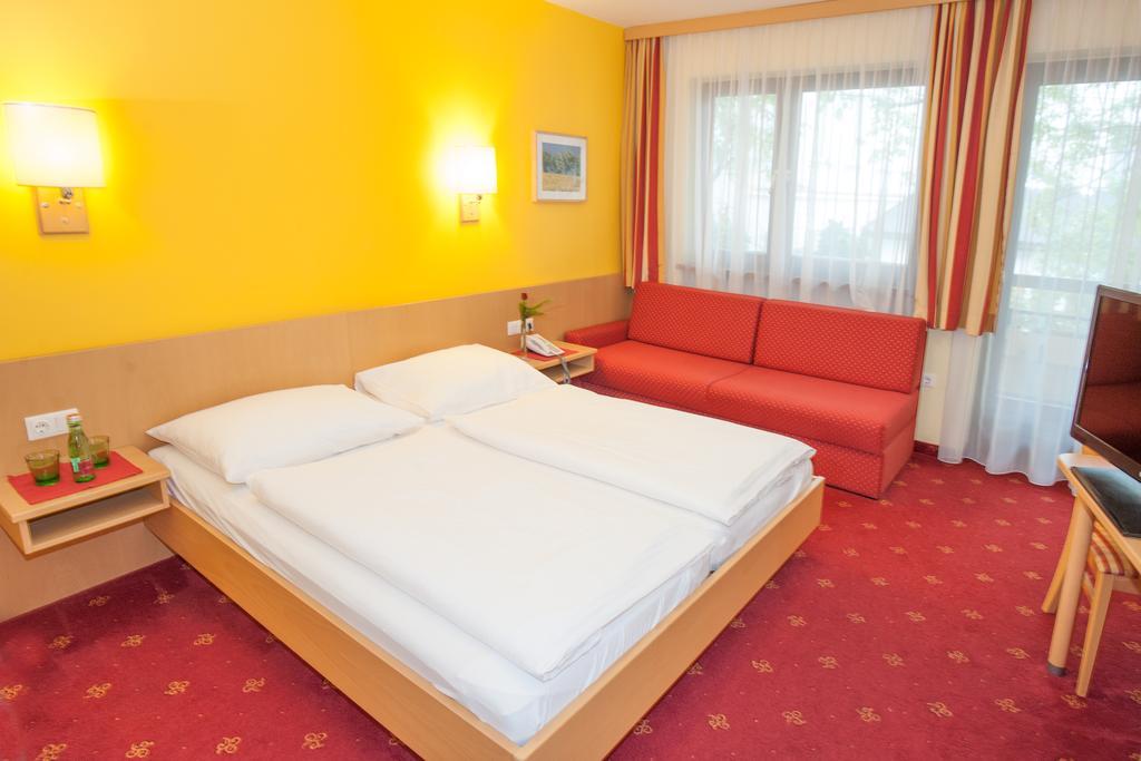 Hotel Zur Post Sankt Valentin Extérieur photo